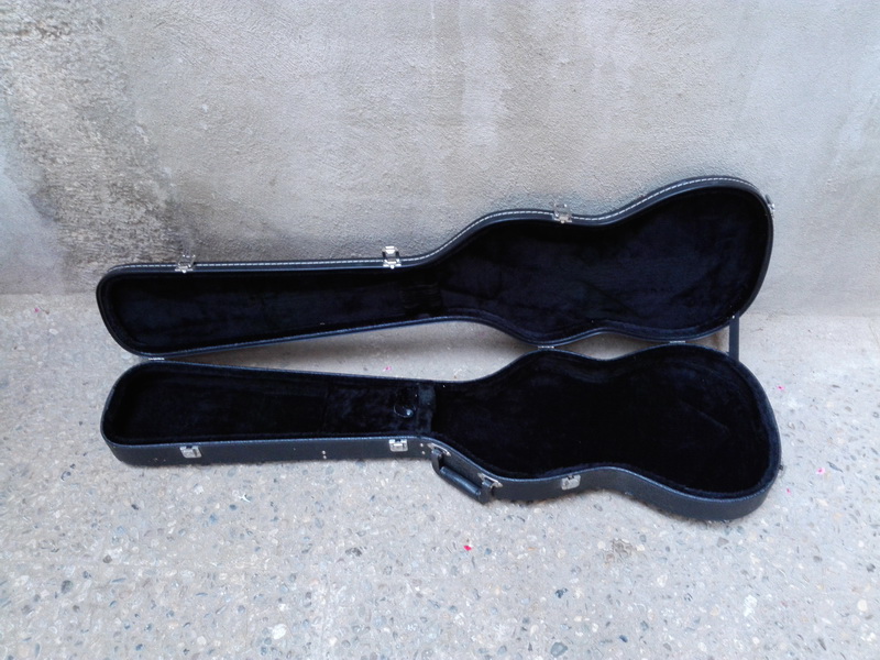 funda instrumento musica bajo madera plastico terciopelo 124.5x36x10 (20eu.) 1u